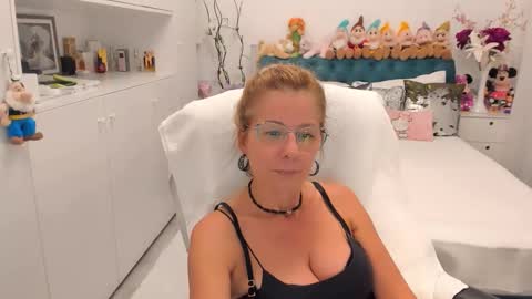 Snapshot of prettyblackeyes chatting on 09.12.25 wilma online show from 09.12.25