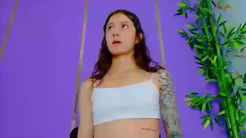 Snapshot of prettybunnies08 chatting on 09.19.25 Enzo Denis online show from 09.19.25