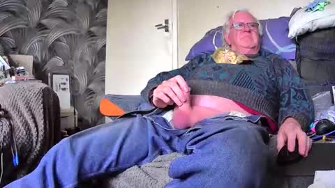 Snapshot of pusyrubber chatting on 10.11.25 Genital sucker online show from 10.11.25