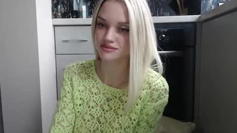 Snapshot of qeeensgambit chatting on 02.05.25 Milana online show from 02.05.25