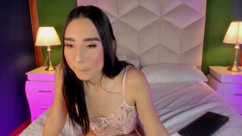 Snapshot of queen__violet chatting on 02.18.25 Queen Violet online show from 02.18.25
