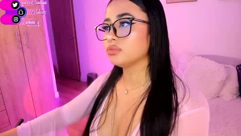 Snapshot of queen_liana chatting on 12.14.24 Liana online show from 12.14.24