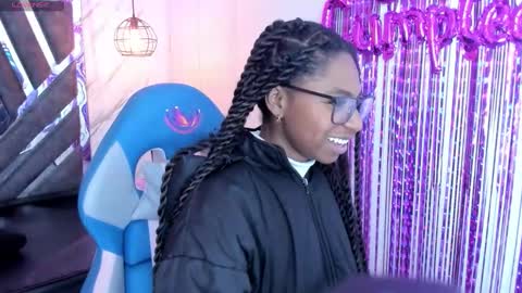 Snapshot of queen_perla_ chatting on 10.22.25 online show from 10.22.25