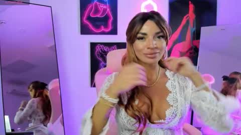 Snapshot of queen_violetta_ chatting on 10.07.25 queen_violetta_ online show from 10.07.25