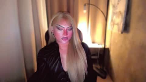 Snapshot of queenarthalia chatting on 01.06.25 ARTHA online show from 01.06.25