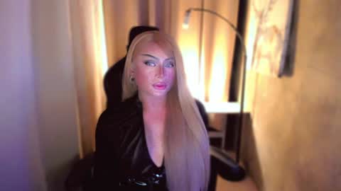 Snapshot of queenarthalia chatting on 01.31.25 ARTHA online show from 01.31.25