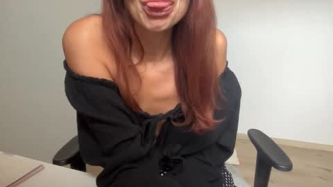 Quinnyelena online show from 10.29.25