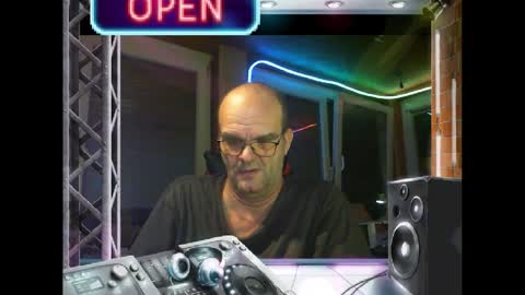 Snapshot of r_2d2_ chatting on 01.04.25 dj mike online show from 01.04.25