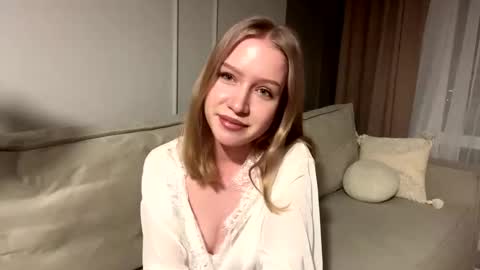 Snapshot of rachellegentile chatting on 11.22.25 Alice online show from 11.22.25