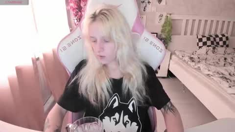 Snapshot of rapunzel_cute chatting on 09.09.25 Rapunzel online show from 09.09.25