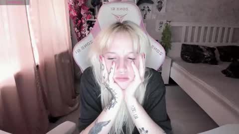 Snapshot of rapunzel_cute chatting on 09.13.25 Rapunzel online show from 09.13.25