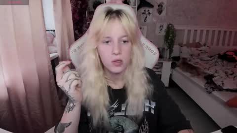 Snapshot of rapunzel_cute chatting on 10.15.25 Rapunzel online show from 10.15.25