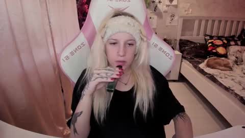 Snapshot of rapunzel_cute chatting on 10.28.25 Rapunzel online show from 10.28.25