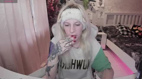 Snapshot of rapunzel_cute chatting on 10.30.25 Rapunzel online show from 10.30.25