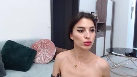 Snapshot of rebecamur chatting on 09.16.25 rebecamur online show from 09.16.25