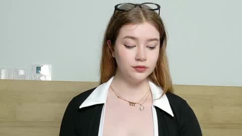Snapshot of rebecca_lace chatting on 09.18.25 rebecca_lace online show from 09.18.25