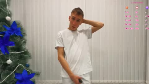 Snapshot of reeves_bae chatting on 12.04.25 Alex online show from 12.04.25