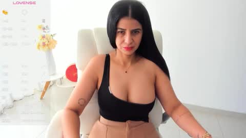 Snapshot of renata_t_ chatting on 10.06.25 RENATA online show from 10.06.25