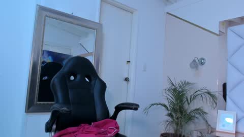 Snapshot of renatarussel chatting on 01.25.25 Renata  online show from 01.25.25