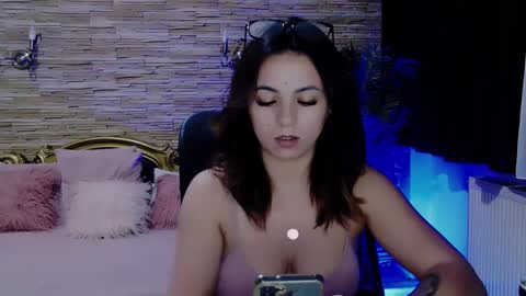 Snapshot of renesmesweet chatting on 01.07.25 renesmesweet online show from 01.07.25