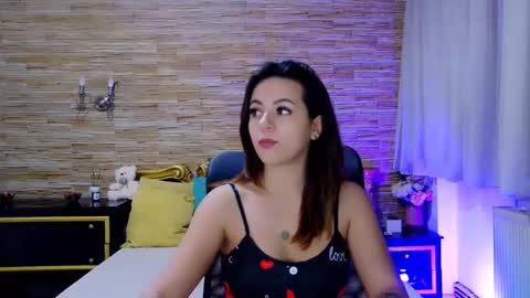 Snapshot of renesmesweet chatting on 02.04.25 renesmesweet online show from 02.04.25