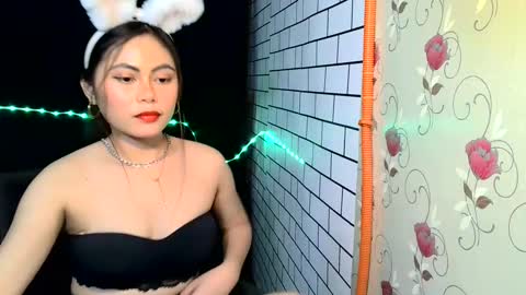 Snapshot of reviya_fox21 chatting on 02.15.25 Rose18 online show from 02.15.25