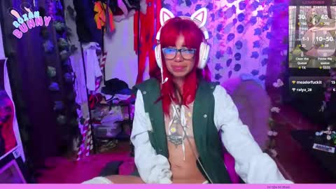 Snapshot of roxanbunny chatting on 03.04.25 roxxy online show from 03.04.25