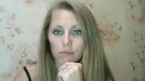 Snapshot of roxyfox18x01 chatting on 09.19.25 roxyfox18x01 online show from 09.19.25