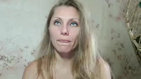 Snapshot of roxyfox18x01 chatting on 10.13.25 roxyfox18x01 online show from 10.13.25