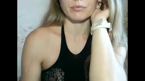 Snapshot of roxyfox18x01 chatting on 10.20.25 roxyfox18x01 online show from 10.20.25