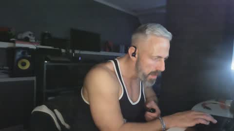 Snapshot of ruffi77 chatting on 01.18.25 Chico que rico Caliente online show from 01.18.25