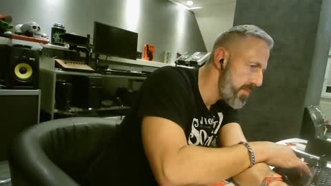 Snapshot of ruffi77 chatting on 01.21.25 Chico que rico Caliente online show from 01.21.25