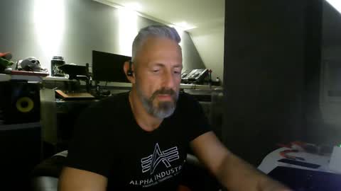 Snapshot of ruffi77 chatting on 02.11.25 Chico que rico Caliente online show from 02.11.25