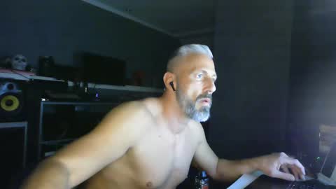 Snapshot of ruffi77 chatting on 02.21.25 Chico que rico Caliente online show from 02.21.25