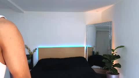 Snapshot of russell_adams_ chatting on 09.15.25 R U S S E L L online show from 09.15.25