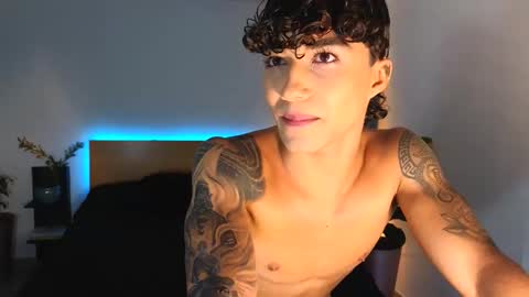 Snapshot of russell_adams_ chatting on 09.16.25 R U S S E L L online show from 09.16.25