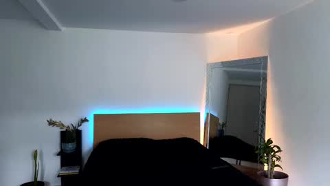 Snapshot of russell_adams_ chatting on 09.19.25 R U S S E L L online show from 09.19.25