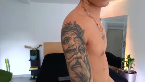 Snapshot of russell_adams_ chatting on 09.22.25 R U S S E L L online show from 09.22.25