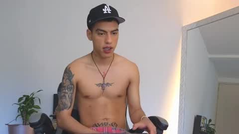 Snapshot of russell_adams_ chatting on 10.07.25 R U S S E L L online show from 10.07.25