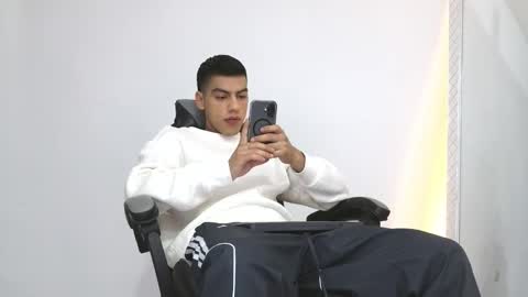 Snapshot of russell_adams_ chatting on 11.07.25 R U S S E L L online show from 11.07.25