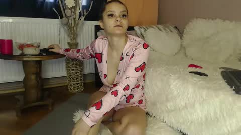 Snapshot of ruxandradanny chatting on 10.31.25 ruxandradanny online show from 10.31.25