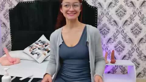 Snapshot of saara_brown chatting on 10.03.25 Saara Brown online show from 10.03.25