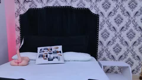 Snapshot of saara_brown chatting on 10.17.25 Saara Brown online show from 10.17.25