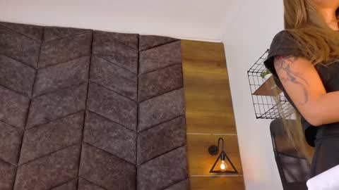 Snapshot of sabrinaspell_ chatting on 11.22.25 S A B R I N A online show from 11.22.25