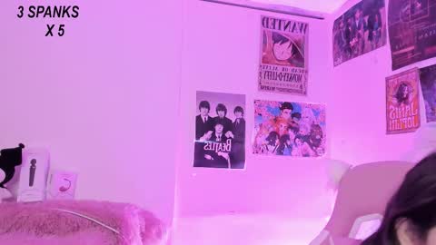 Snapshot of sachi_meow chatting on 12.04.25 Ig online show from 12.04.25