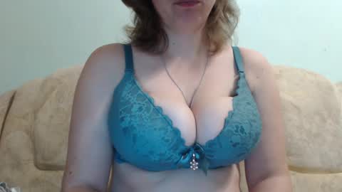 Snapshot of samiliya chatting on 12.14.24 samiliya online show from 12.14.24