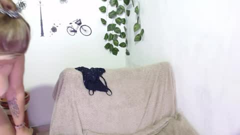 Snapshot of samira_lennox chatting on 12.24.24 SAMIRA online show from 12.24.24