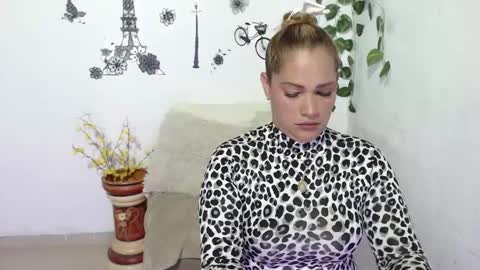 Snapshot of samira_lennox chatting on 01.25.25 SAMIRA online show from 01.25.25