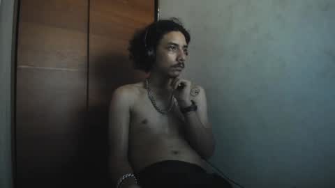 Snapshot of santiagoxxxtreme_ chatting on 12.21.24 Santiago online show from 12.21.24