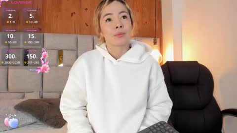 Snapshot of saori_newman chatting on 09.19.25 Saori online show from 09.19.25